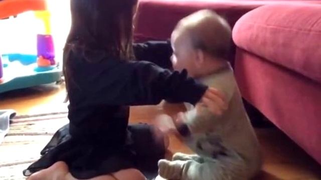 Родители были в УЖАСЕ, когда увидели, что ВЫТВОРЯЕТ девочка и их сыном! смотреть онлайн