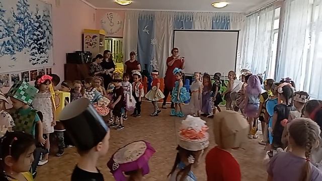 "Дефиле Креативной Недели" (родители с детьми и педагоги с воспитанниками твориликостюмы своими рука смотреть онлайн