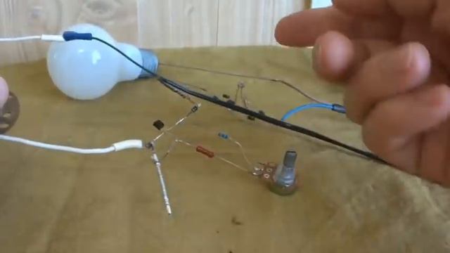 Как сделать ФОТОРЕЗИСТОР СВОИМИ РУКАМИ ? схема РАБОТАЮЩАЯ с САМОДЕЛЬНЫМ LDR