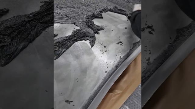 Счищаем с капота всю краску до металла смывкой. смотреть онлайн