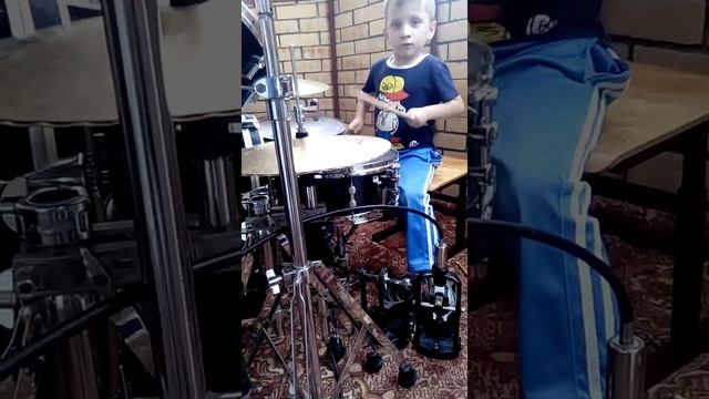 Леня Шиловский 6 лет,пробует играть Fank смотреть онлайн