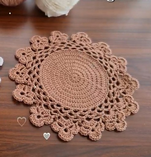 Вязание крючком: Небольшая круглая салфетка для сервировки стола смотреть онлайн