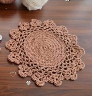 Вязание крючком: Небольшая круглая салфетка для сервировки стола