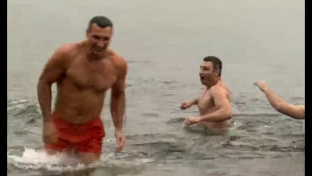 Братья Кличко купаются в Днепре смотреть онлайн