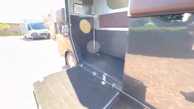 ***verkocht***. Prachtige paardenwagen van Peugeot Boxer dubbele cabine Theault opbouw смотреть онлайн