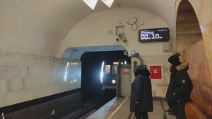 Москва 2018 прибывает на станцию метро Кузнецкий мост