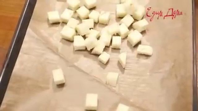 Видео рецепт о том, как правильно приготовить гренок к салату Цезарь смотреть онлайн