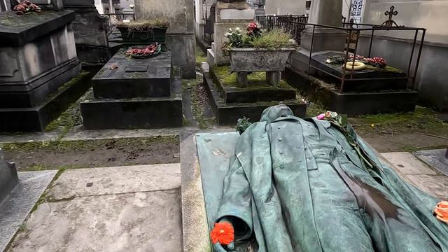 WHAT TO DO IN PARIS | Catacombs & Père Lachaise Cemetery | A day in Paris, France | Ep 35 смотреть онлайн