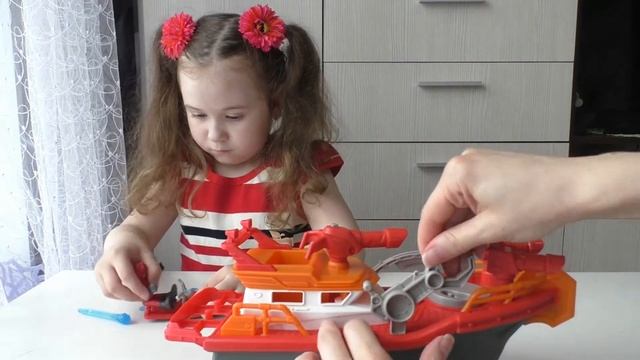 Распаковка пожарного катера от Фишер прайс стреляет водой и стрелами imaginext игрушки fisher pric смотреть онлайн