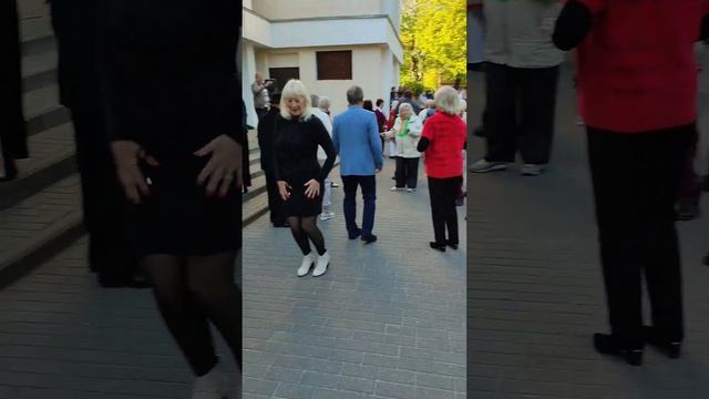 "А Ты идёшь ко мне с цветами"...в Гомельском парке...1.05.2023года. смотреть онлайн