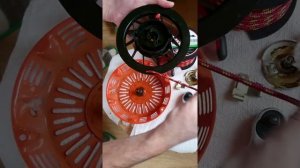 КАК ЗАМЕНИТЬ порванный ШНУР веревку заводилки СТАРТЕРА бензогенератора. Ремонт кикстартера. DIY