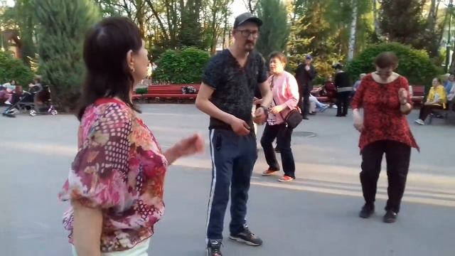 ИТС МАЙ ЛАЙФ!!! Танцы в парке Горького!!! Харьков Май 2021 смотреть онлайн