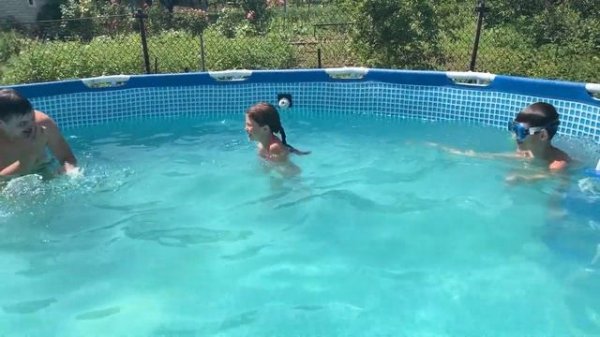 Бассейн для детей интекс. Аквапарк на даче. Игры в бассейне. Прыжки в воду.