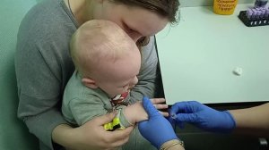 УКОЛ В ПАЛЬЧИК  ЮРЧИКУ-ОГУРЧИКУ ! СДАЕМ КРОВЬ С ПАЛЬЧИКА.