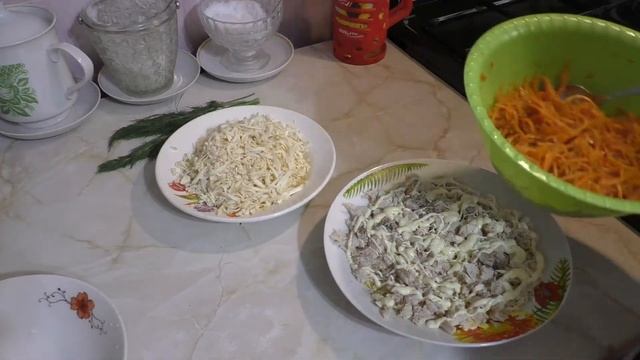 Салат с колбасным сыром. Салат с корейской морковью и сыром. Очень вкусно! смотреть онлайн