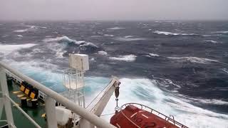 Жуть!!!Тихий океан штормит.Танкер в шторм.Радуга в океане.Летающие рыбы.Работа моряков. смотреть онлайн
