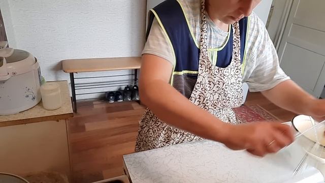 Хлопочу на кухне с кучей дел... смотреть онлайн