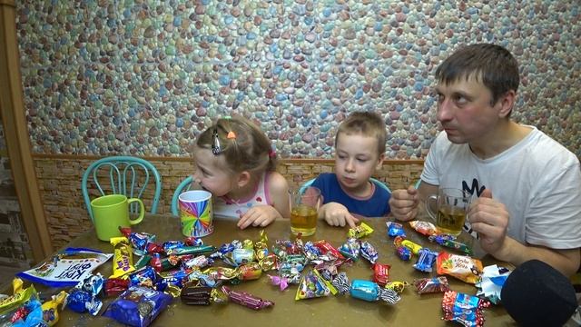 МУКБАНГ КОНФЕТЫ ИЗ НОВОГОДНИХ ПОДАРКОВ | MUKBANG CANDY FROM NEW YEAR'S GIFTS candies #мукбанг смотреть онлайн