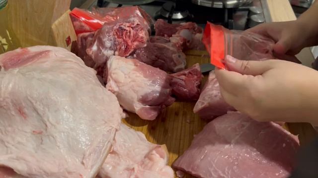 ЗАГОТОВКА И ЗАМОРОЗКА ИЗ 22 КГ СВИНИНЫ / ХОТЕЛИ СЭКОНОМИТЬ / САМАЯ БОЛЬШАЯ ЗАМОРОЗКА МЯСА ЧАСТЬ 1