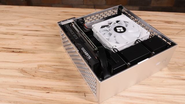 STARFIELD INSPIRED GIGABYTE RTX 4060 CUSTOM MINI PC BUILD - SUB 5L TRAVEL PC FOR GAMING смотреть онлайн