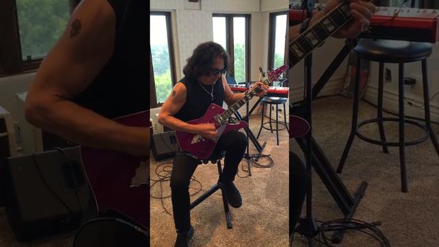 Paul Stanley rockin' his new Limited Purple Sparkle Ibanez смотреть онлайн