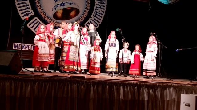 Детский фольклорный ансамбль «Ярмарка» аккомпанирует Манаенков Алексей и Шистеров Пётр смотреть онлайн