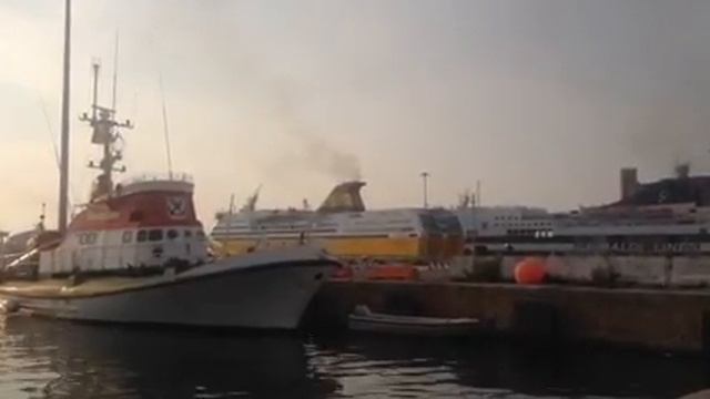 Италия . Ливорно , порт можно уйти в любую точку света смотреть онлайн