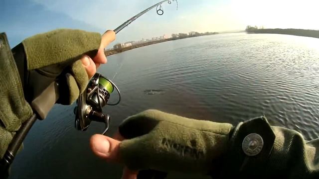 Рыбалка джигом с лодки на Москва реке осенью. смотреть онлайн