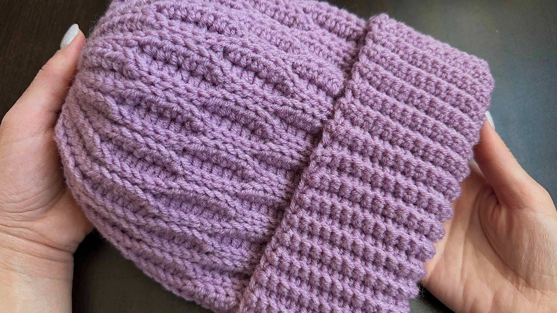 Шапка крючком за вечер и з одного мотка. УЗОР СОТЫ смотреть онлайн