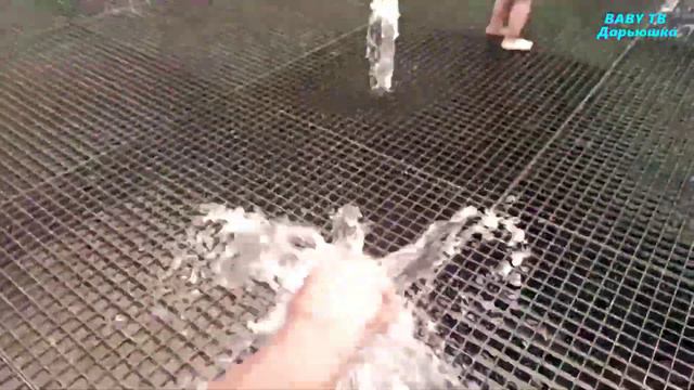Сухой ⛲фонтан можно беситься, 🏃♀️бегать, брызгать🙄 и прыгать!Бесплатное интерактивное развлечение смотреть онлайн