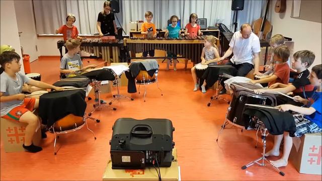 🎼Musikschule Karlsruhe Mühlburg🎼"Fililina" - Marimba&Percussion Kinder Gruppe/Komp.Arr. Kamil Kutte смотреть онлайн