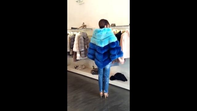 Уникальный пончо биколор из крашенной лисы. Тренд зима 2015. Италия.