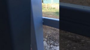 Установка забора на склоне, из профлиста