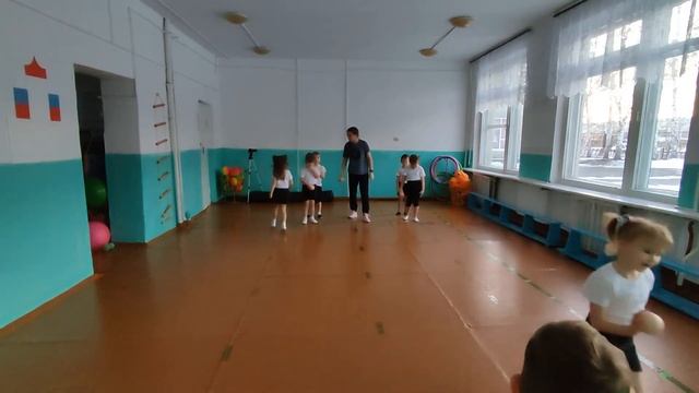 Физкультурное занятие(дополнительное) в старшей группе на тему "Новый год" смотреть онлайн