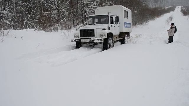 ГАЗ 3308 Егерь 4х4 в крутую гору по мокрому снегу. offroad 4x4 смотреть онлайн