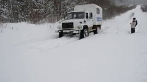 ГАЗ 3308 Егерь 4х4 в крутую гору по мокрому снегу. offroad 4x4
