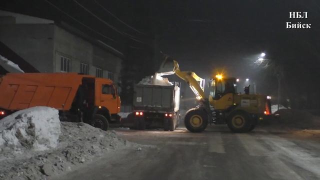 Дорожники продолжают наводить порядок на улицах Бийска смотреть онлайн