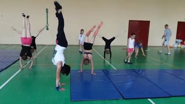 цирковая акробатика. Упражнение стойка на руках в разножке (темп)