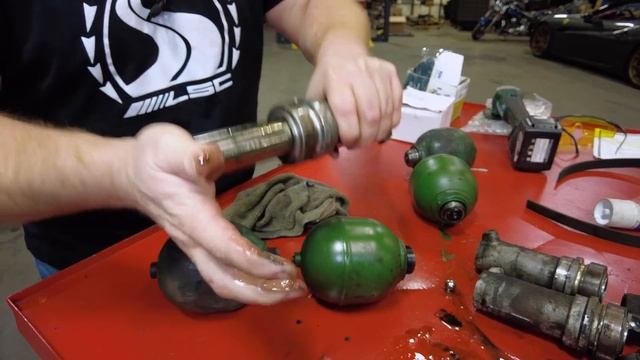 What's up with the '69 Citroën DS's Suspension Balls? CAR WIZARD cuts to the answer! смотреть онлайн