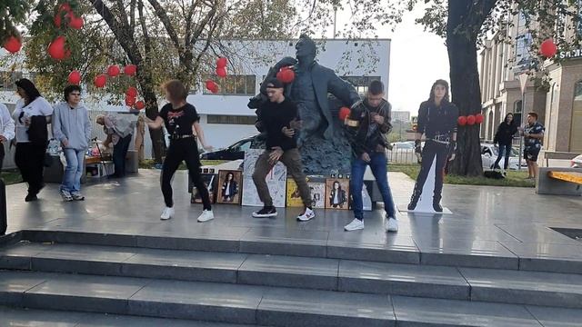 Dancing to the song "Dangerous / Smooth Criminal" / Танцы под песню Майкла Джексона смотреть онлайн