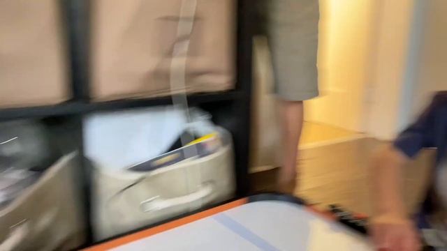GG & ISAAC LEARN HOW TO PLAY AIR HOCKEY! смотреть онлайн