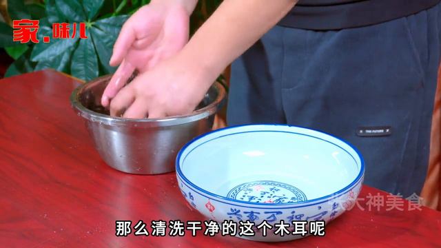 木耳放大蔥里炒一炒，出鍋就是開春下飯菜，好多人沒吃過，收藏了【張大神美食】#木耳 #木耳料理 #木耳食譜 #木耳做法 #木耳煮法 смотреть онлайн