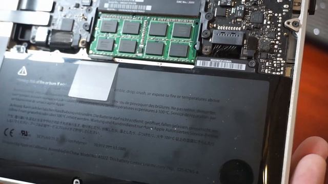 Cómo quitar batería inflada MacBook Pro 2010 13 pulgadas смотреть онлайн