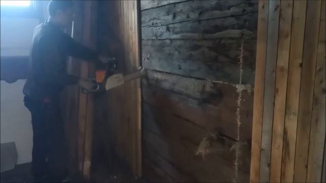 Распиливаем стену из бруса между комнатами смотреть онлайн