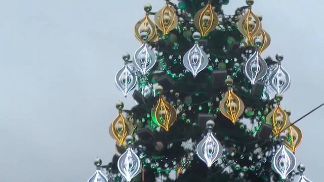 Новогодние елки у станций метро "Улица 1905 года" и "Домодедовская" / Christmas trees in Moscow смотреть онлайн