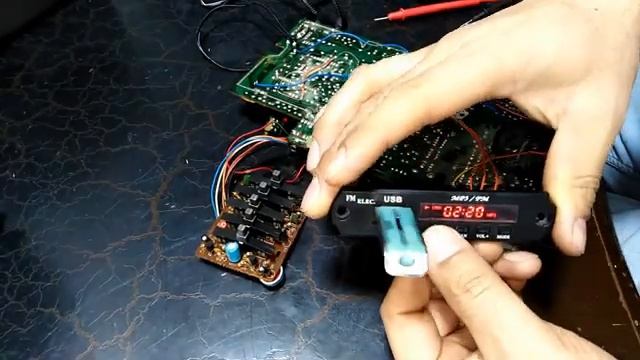 How to make USB mp3 player at home; convert a stereo Radio cassette system into USB SD Mp3 player смотреть онлайн