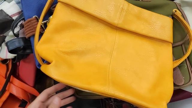 Новый привоз сумок в секонде Вова. Разгребаю горы сумок и показываю весь ассортимент смотреть онлайн