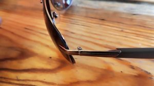 Ремонт солнцезащитных очков. Выкручивается болтик на дужке.