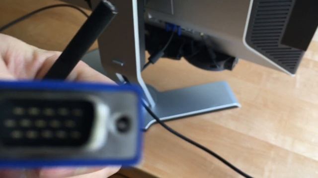 Connect Your MacBook Pro to a Desktop Monitor With Apple's Mini DisplayPort to VGA Adapter смотреть онлайн