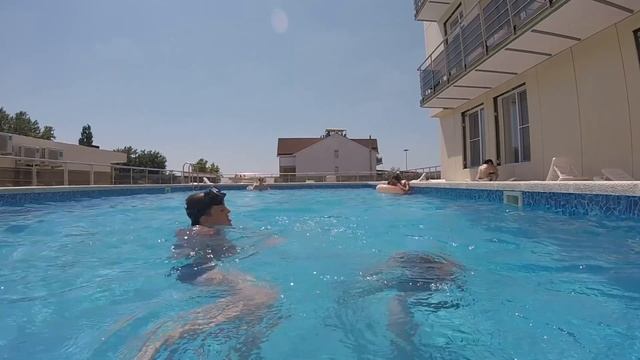 Купаемся в БАССЕЙНЕ. смотреть онлайн